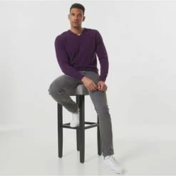 GALERIA Cashmere Pullover, V-Ausschnitt, Breite Rippabschlüsse, Für Herren 14 LILA 4 GALERIA Cashmere Pullover, V-Ausschnitt, Breite Rippabschlüsse, Für Herren 14 LILA -Galeria Geschäft unnamed file 2437